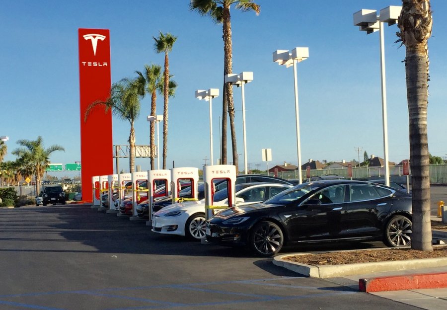 http://www.gpone.com/sites/default/files/resize/images/2020/article/foto/09/Auto%20-%20News/generic/tesla-supercharger-1600069808-900x624.jpg