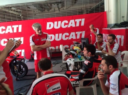 Gigi Dall'Igna nella riunione tecnica durante le prove a Sepang