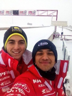 Selfie sotto la neve per Bagnaia e Martin