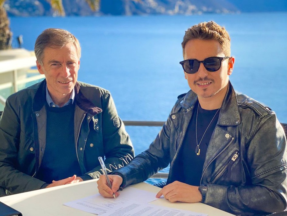 http://www.gpone.com/sites/default/files/styles/article_big_breakpoints_theme_bootstrap_screen-lg-min_1x/public/images/2020/article/foto/01/MotoGP/generic/lorenzo-jarvis-firma-1580476620.jpg?itok=qgUK-rQp&timestamp=1580476620