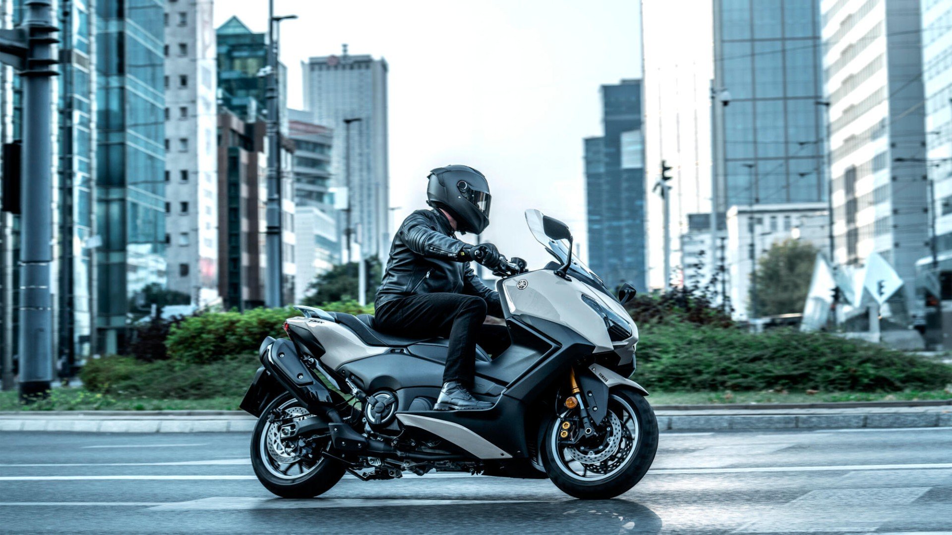 Yamaha TMax e TMax Tech Max 2025 face lift e più tecnologia