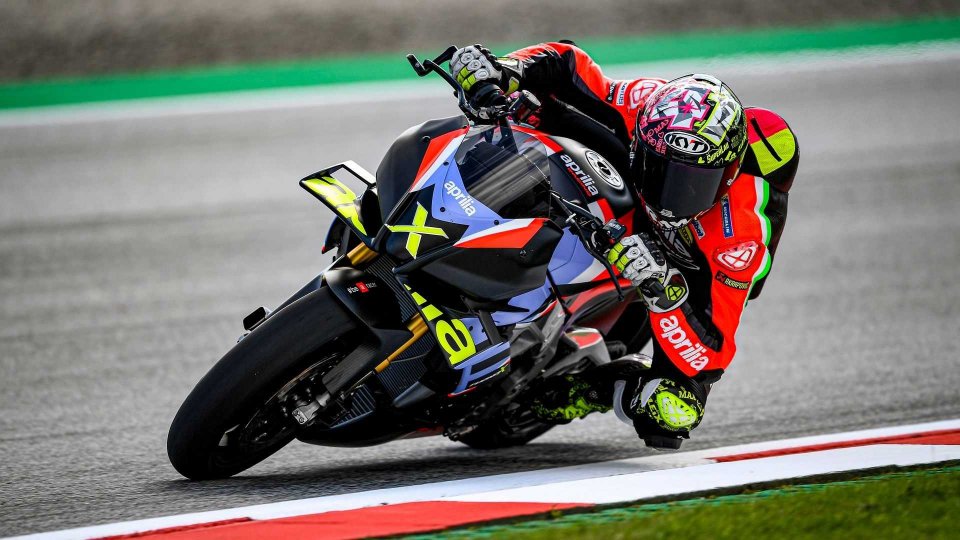 Aprilia Tuono V4 X, hypernaked da 221 CV per 166 kg