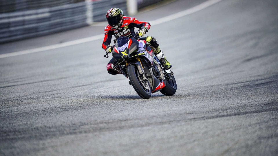 Aprilia Tuono V4 X, hypernaked da 221 CV per 166 kg
