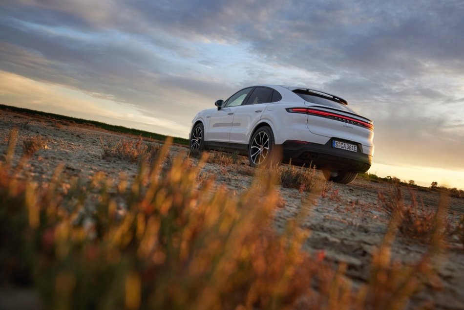 Auto - News: Porsche Cayenne MY23: maggior lusso e migliori prestazioni