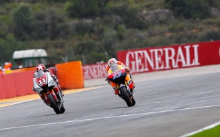 Casey Stoner e Ben Spies sul traguardo di Valencia