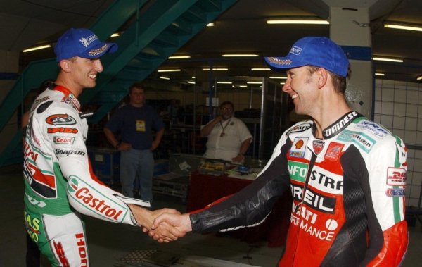 Colin Edwards stringe la mano a Troy Bayliss: rispetto dentro e fuori la pista