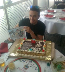 Andrea Dovizioso con la torta di compleanno