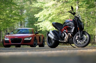 L'Audi R8 e la Ducati Diavel 