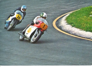 Giacomo Agostini seguito da Jack Findlay