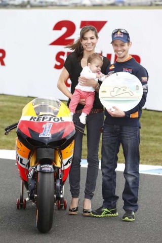 Casey Stoner con la moglie Adriana e la figlia Alessandra Maria