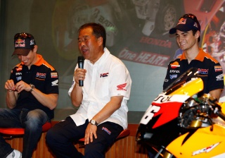 Shuei Nakamoto, al centro, con Casey Stoner e Dani Pedrosa