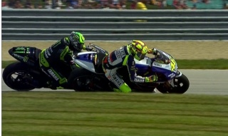 Il momento del sorpasso di Rossi su Crutchlow