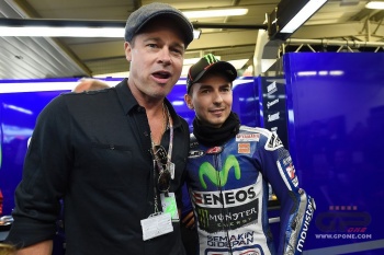 Brad Pitt con Jorge Lorenzo nel box Yamaha