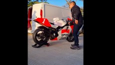 MotoGP: VIDEO - Il canto della belva: i meccanici scaldano la Yamaha 500 di Rainey