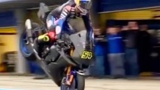 SBK: Toprak Razgatlioglu: mamma che stoppie sulla pit-lane di Jerez!