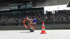 Moto - Scooter: Günter Schachermayr: lo stuntman segna un nuovo record di impenno su Vespa