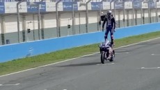SBK: VIDEO - Toprak e l'ultimo stunt assurdo con la Yamaha R1 a Jerez