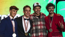MotoGP: Il campione fra i campioni: Valentino Rossi abbraccia i suoi eredi