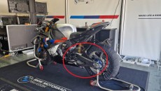 SBK: BMW porta un test team da MotoGP e sfoggia un nuovo forcellone per Toprak