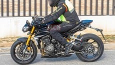 Moto - News: Triumph Speed Triple 1200 RS 2025: arrivano semimanubri e sospensioni elettroniche