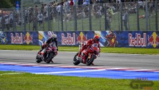 MotoGP: Duello stellare: Marc Marquez piega Bezzecchi a Misano, 3° Alex. Caduto Bagnaia