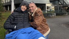 Moto3: L'immagine più attesa: Noah Dettwiler e papà Andy fuori dalla clinica!