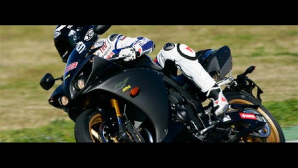 Moto - News: Lorenzo il sella alla Yamaha R1 2009