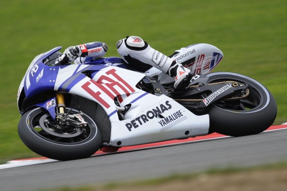 Moto - News: Lorenzo in pole, Pedrosa trema