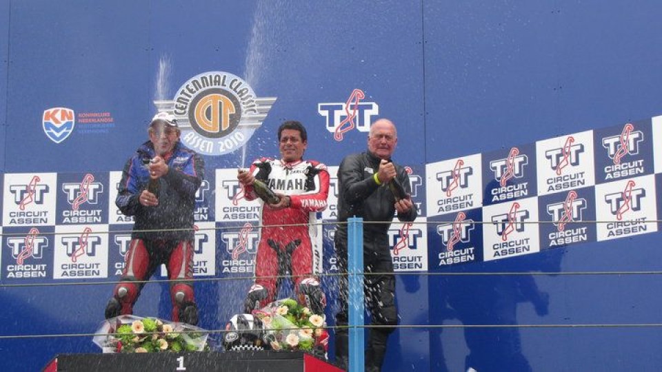 Moto - News: Carlos Lavado vince in 250 ad Assen