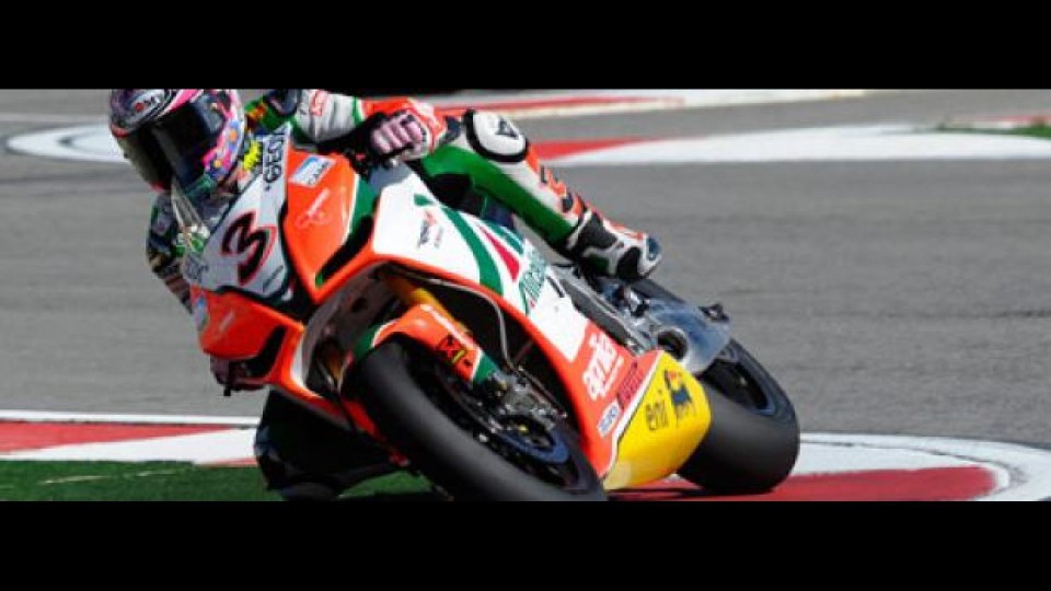 Moto - News: L'Aprilia RSV4 di Biaggi in esposizione a Milano Moto - News: L'Aprilia RSV4 di Biaggi in esposizione a Milano