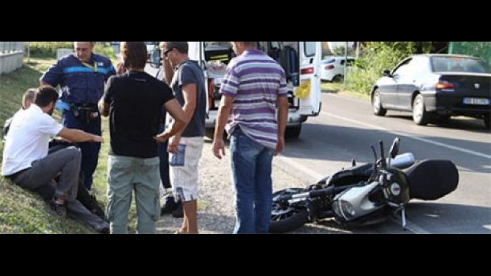 Moto - News: Una Ducati Diavel coinvolta in un piccolo incidente