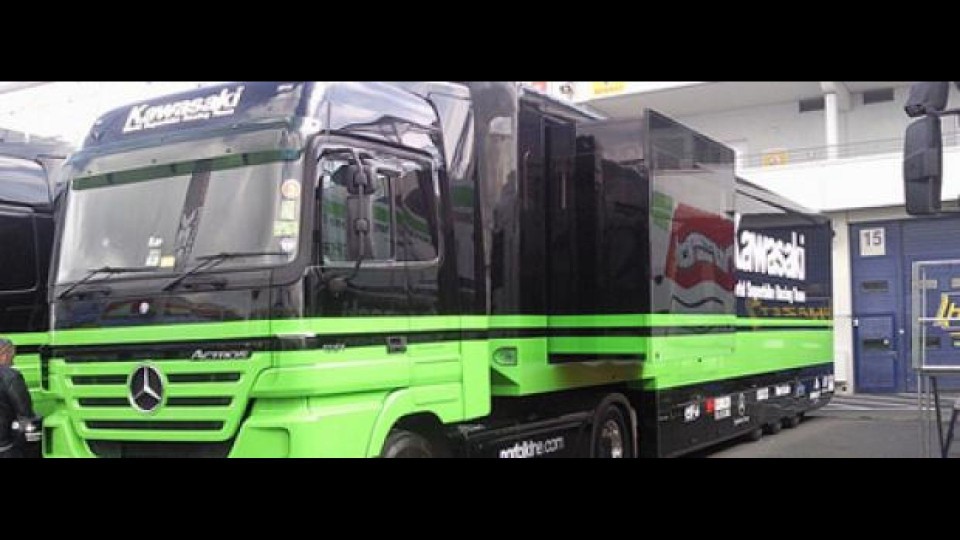 Moto - News: Superbike 2011: Team Ufficiale Kawasaki, che vergogna!