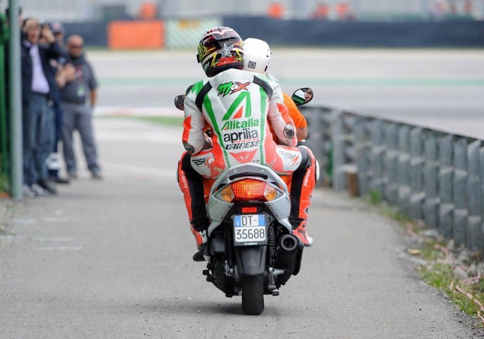 Moto - News: Biaggi scivola nelle libere. Checa 1°