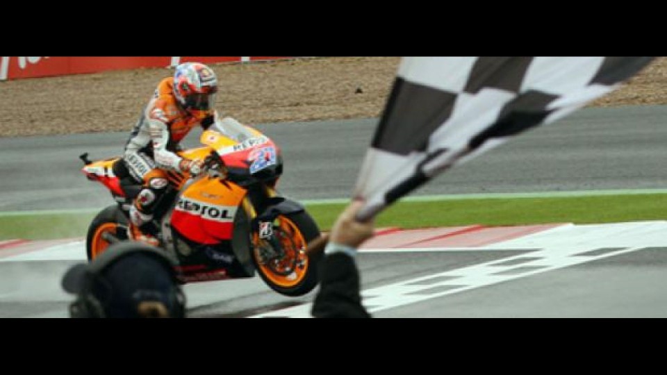 Moto - News: MotoGP 2011: Silverstone, Stoner domina nel diluvio e prende la leadership!