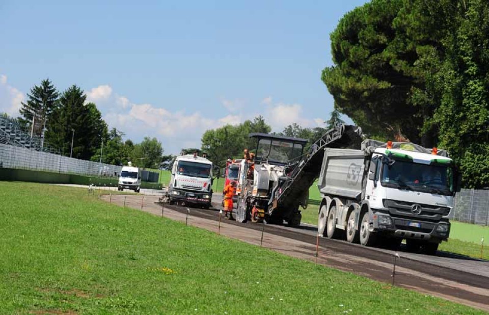 Moto - News: Imola: iniziata la riasfaltatura