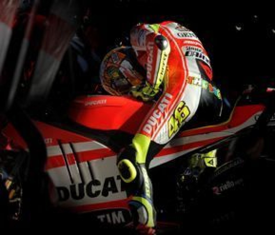 Moto - News: LA FOTO: Rossi ad occhi chiusi