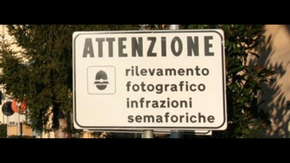 Moto - News: Semaforo, ok multe in automatico: ultima puntata? Moto - News: Semaforo, ok multe in automatico: ultima puntata?