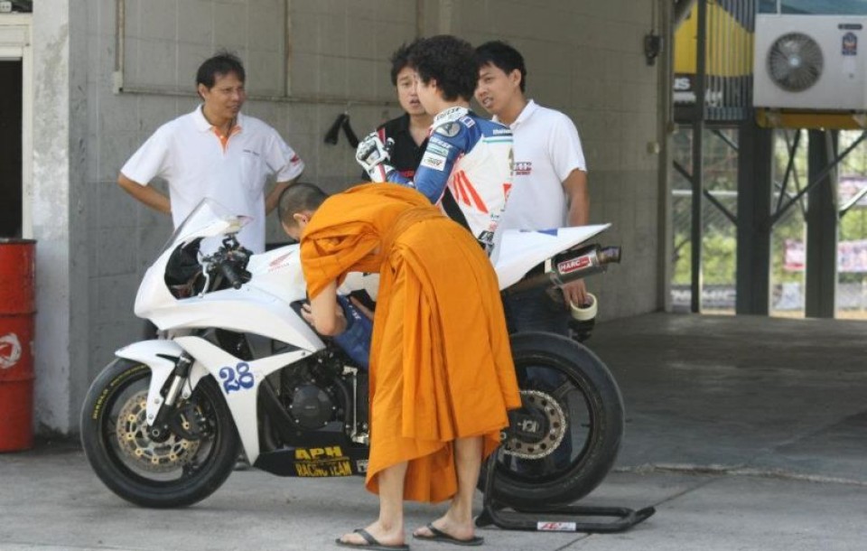 Moto - News: Ratthapark Wilairot si fa monaco