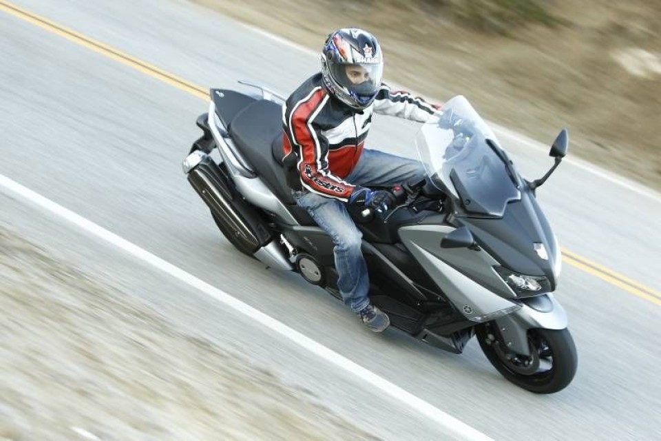 Moto - Test: TMax : La moto si veste da scooter