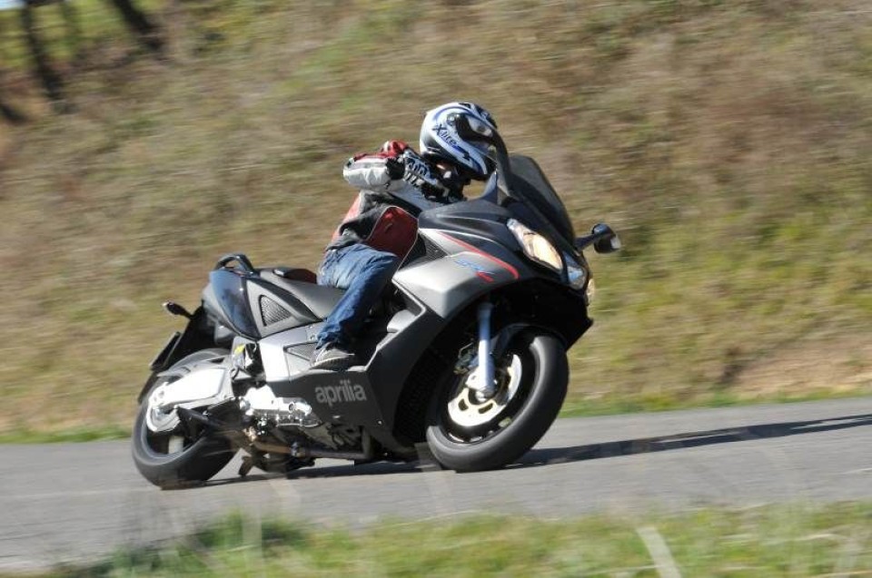 Moto - Test: Aprilia SRV 850: lo scooter di traverso