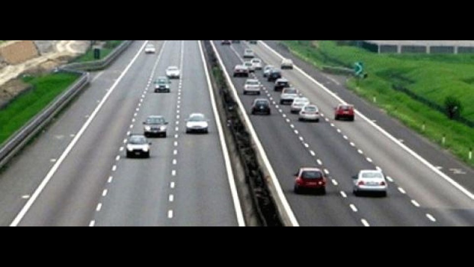 Moto - News: Colpo di sonno: occhio al Tir in corsia d'emergenza Moto - News: Colpo di sonno: occhio al Tir in corsia d'emergenza