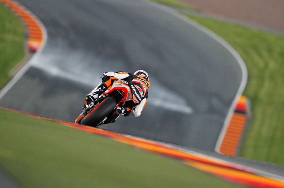 Moto - News: Moto2, QP: Marquez vola sul bagnato