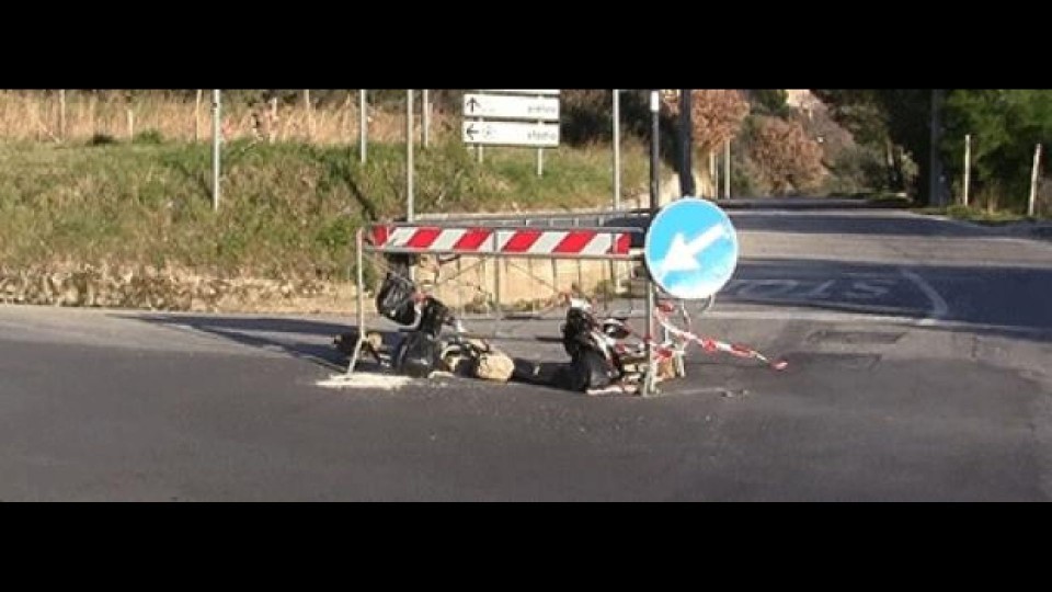 Moto - News: Strade disastro, calvario per le moto Moto - News: Strade disastro, calvario per le moto