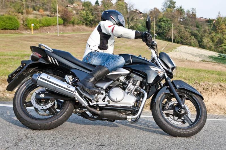 Moto - Test: Suzuki Inazuma - B King in miniatura