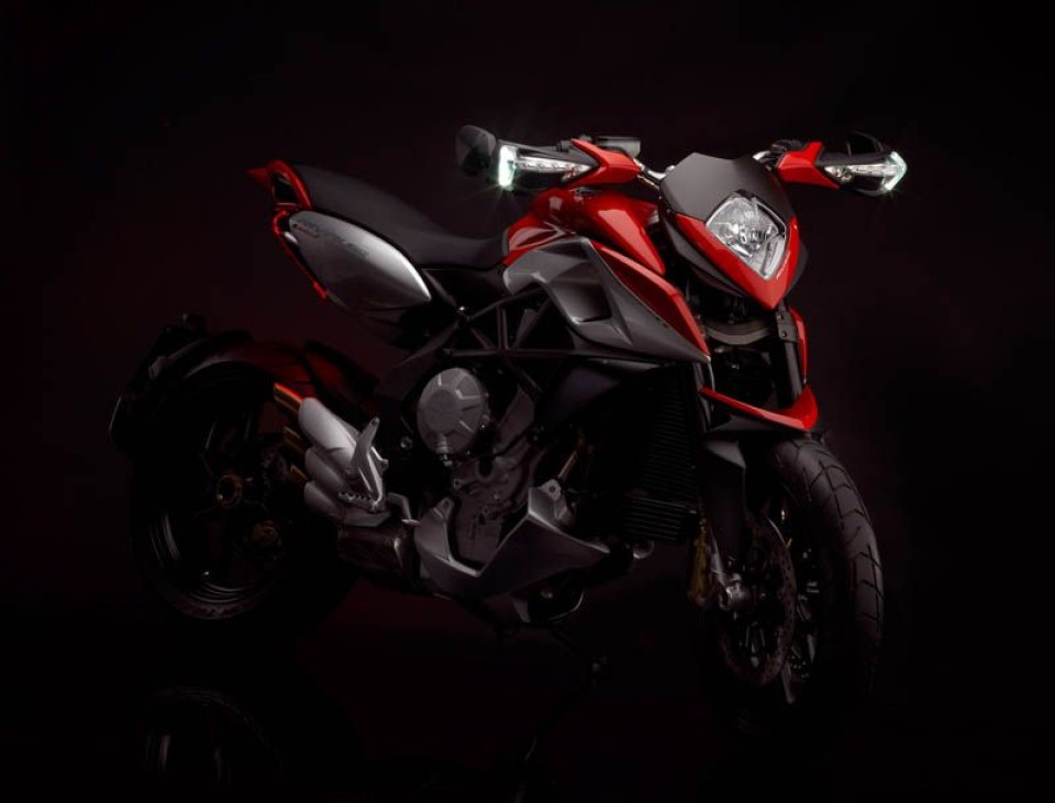 Moto - News: MV 'Rivale' 800: domina l'emozione
