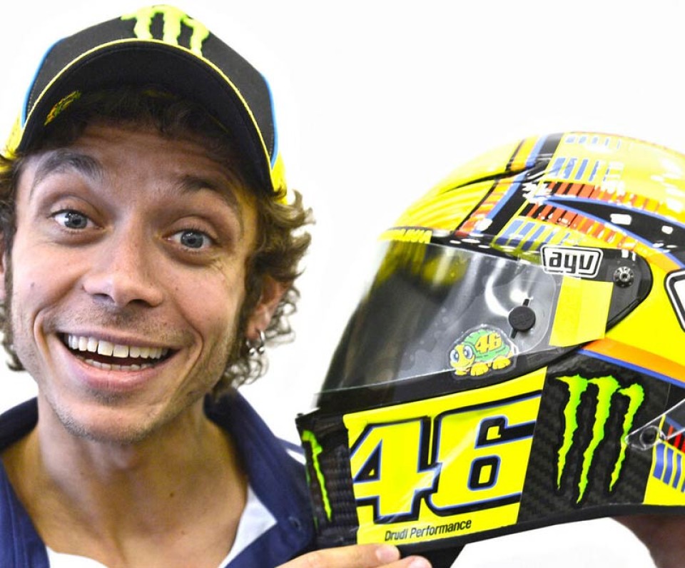 Moto - News: Rossi, un nuovo casco per ricominciare