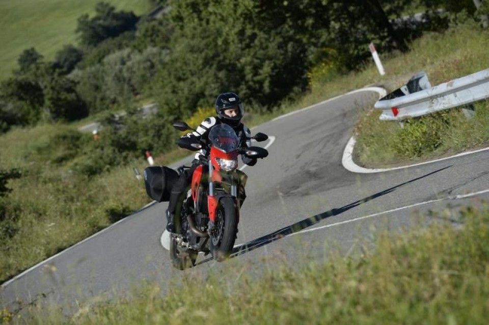 Moto - Test: Ducati Hyperstrada, turismo da corsa