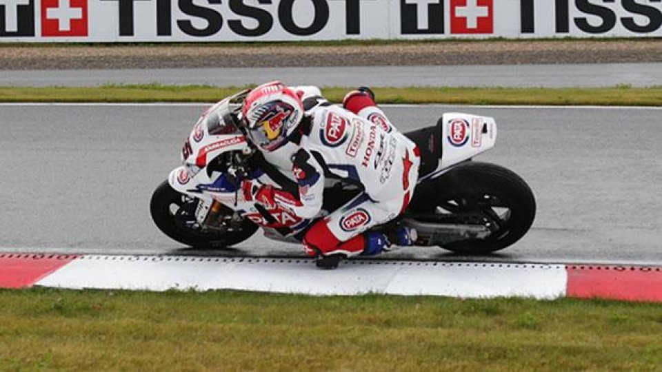 Moto - News: WSBK 2013, Silverstone, Gara 1: Rea trionfa sull'umido