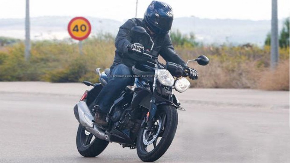 Moto - News: Triumph: spy pics di una piccola naked monocilindrica