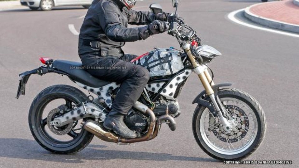 Moto - News: Ducati Scrambler: nuova foto spia, avrà il motore ad aria